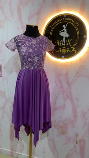 Vestido lilás bordado