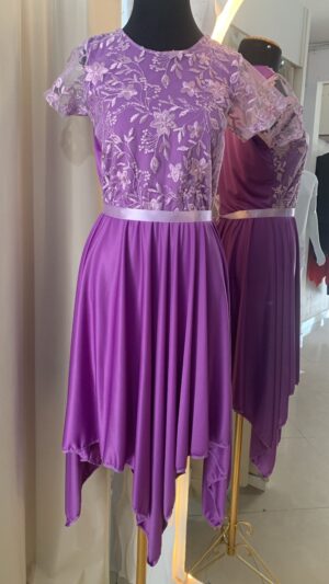 Vestido lilás bordado