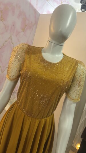 Vestido dourado com tule explo