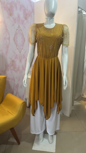 Vestido dourado com tule explo